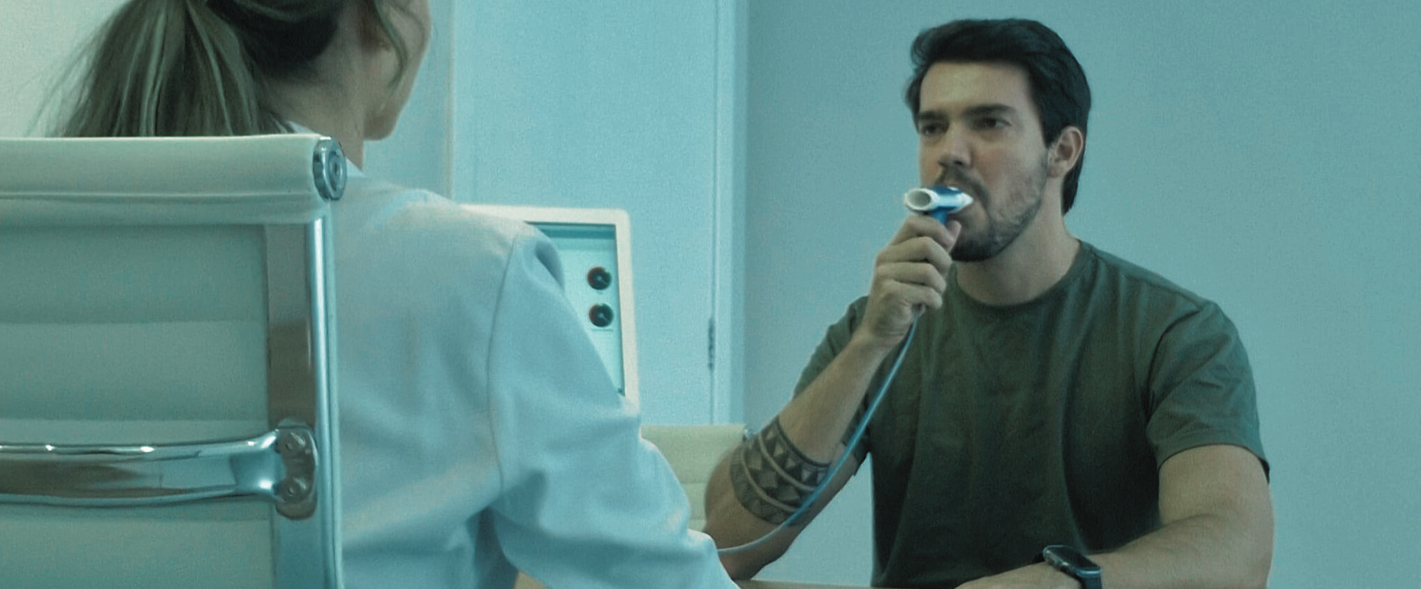 Paciente realizando exame de espirometria
